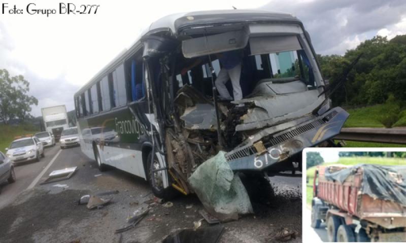 Colisão traseira entre ônibus e caminhão deixa um ferido