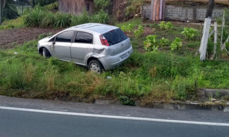 Veículo desgovernado sai da pista na Estrada de Balsa Nova