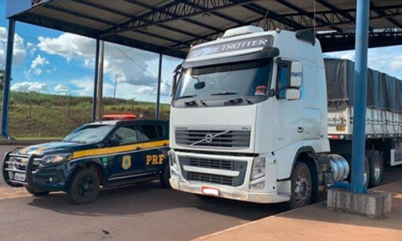 PRF recupera no MS cavalo trator com placas de Campo Largo com alerta de furto