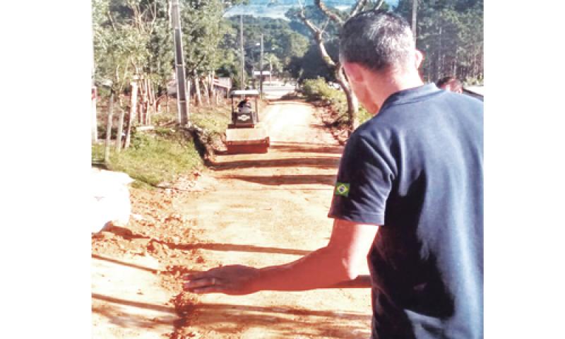 Sem antipó e calçadas, moradores da Rua Maria Madalena Vaz Silva sofrem com falta de acessibilidade