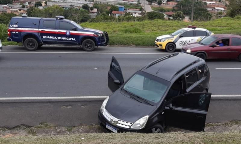 Após fuga e colisão veículo roubado é recuperado na 277