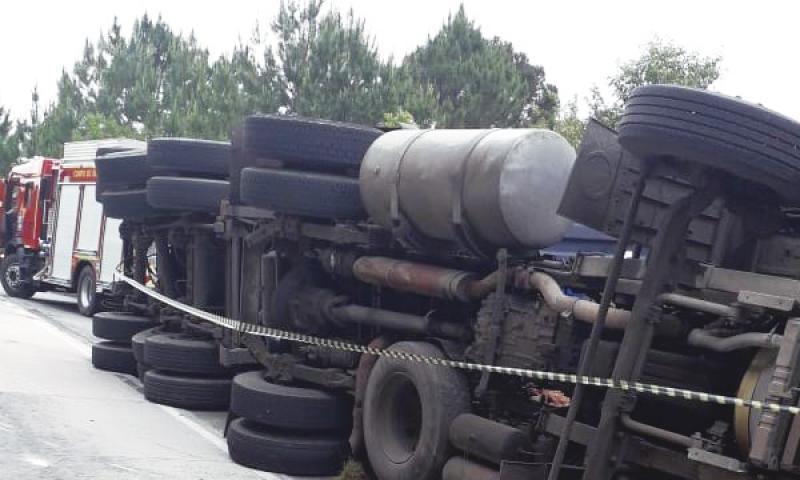 Caminhoneiro perde a vida em tombamento na Estrada da Jazida