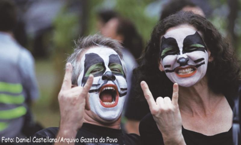 Casal que se casou no Dia Mundial do Rock divide paixão pelo estilo