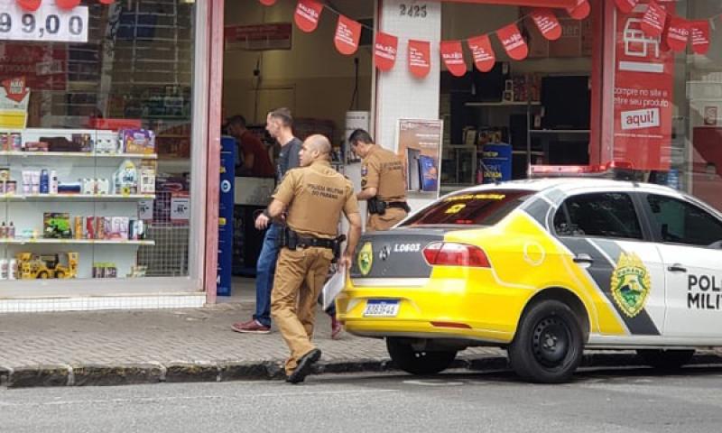 Homens armados assaltam loja no Centro