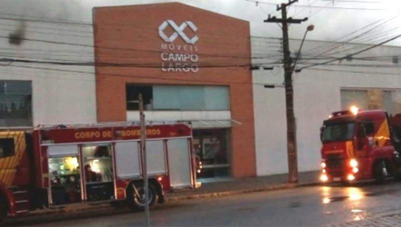 Incêndio atinge loja do Móveis Campo Largo em Curitiba e mobiliza bombeiros