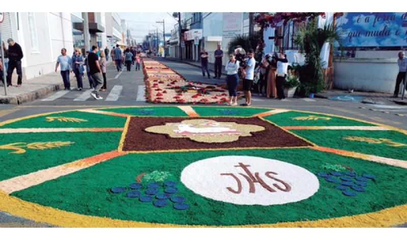 Fiéis de três paróquias lotam a Praça da Matriz em celebração a Corpus Christi