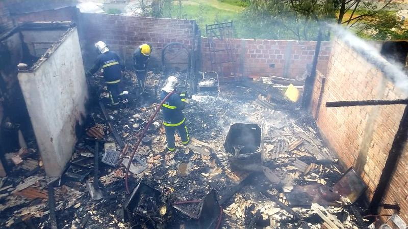 Incêndio destrói residência no Jardim Meliane