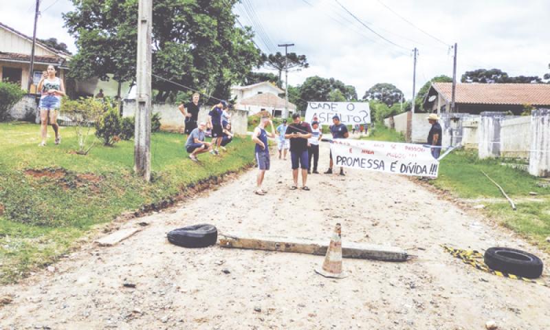 Moradores fazem protesto para reivindicar asfalto no Botiatuva