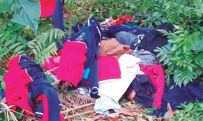 Uniformes escolares fornecidos pela Prefeitura são encontrados jogados no Jardim Tropical