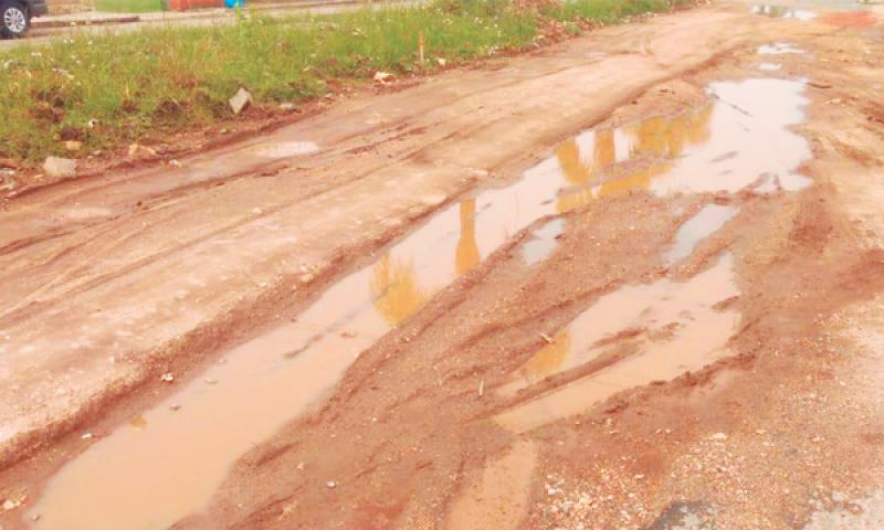 Buraco na Manoel Ribas complica a vida de moradores e motoristas