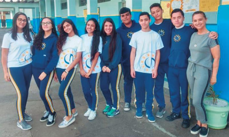 Alunos cristãos cantam e oram no intervalo e vídeo viraliza nas redes sociais