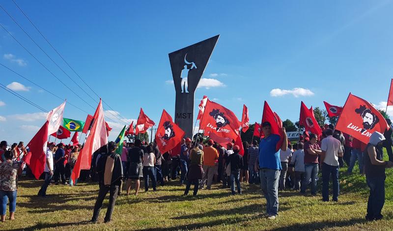 Manifestação do MST às margens da 277 pede liberdade de Lula e relembra morte