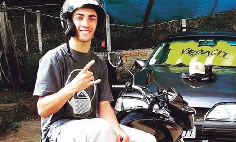 Motociclista que teve perna amputada abaixo do joelho faz campanha para comprar prótese