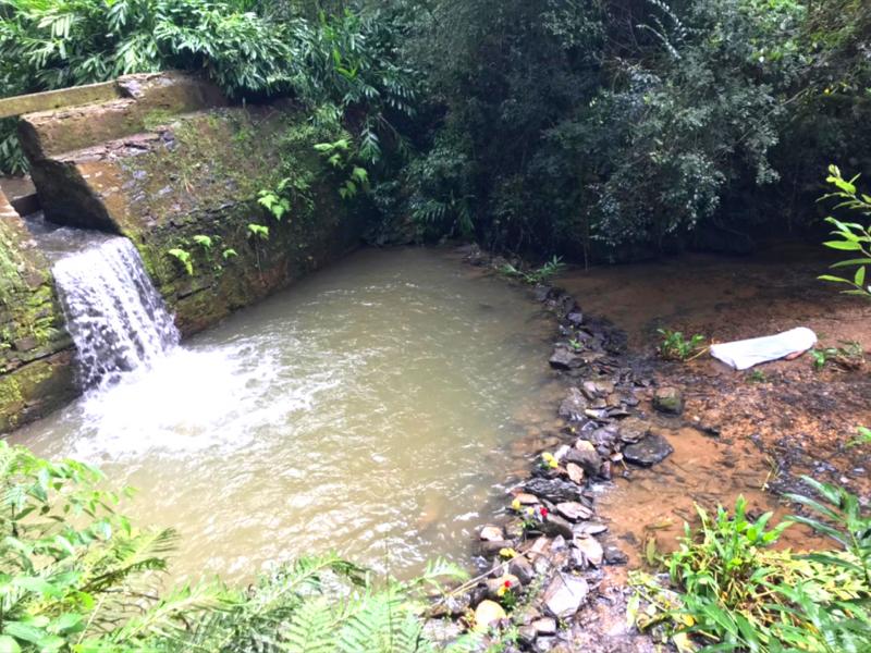 Homem morre ao mergulhar em cachoeira em Bateias