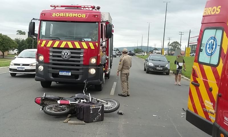 Colisão caminhão e moto na antiga 277 deixa motociclista ferido