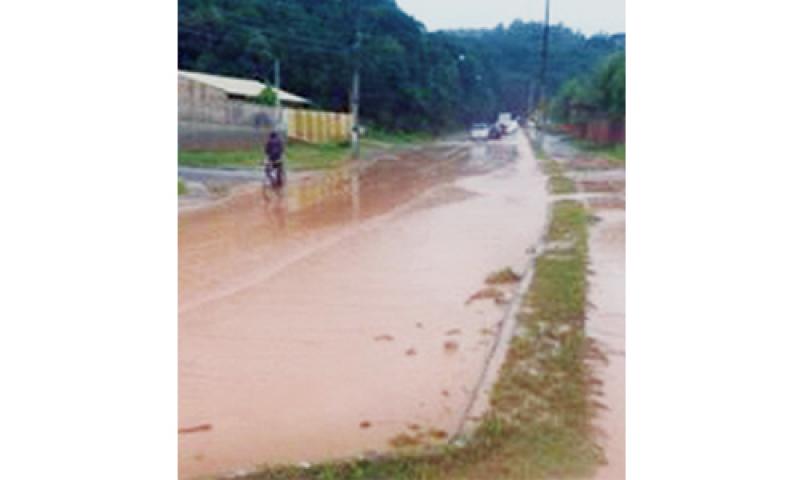 Água da chuva e lama torna-se preocupação frequente para moradores da Expedicionários