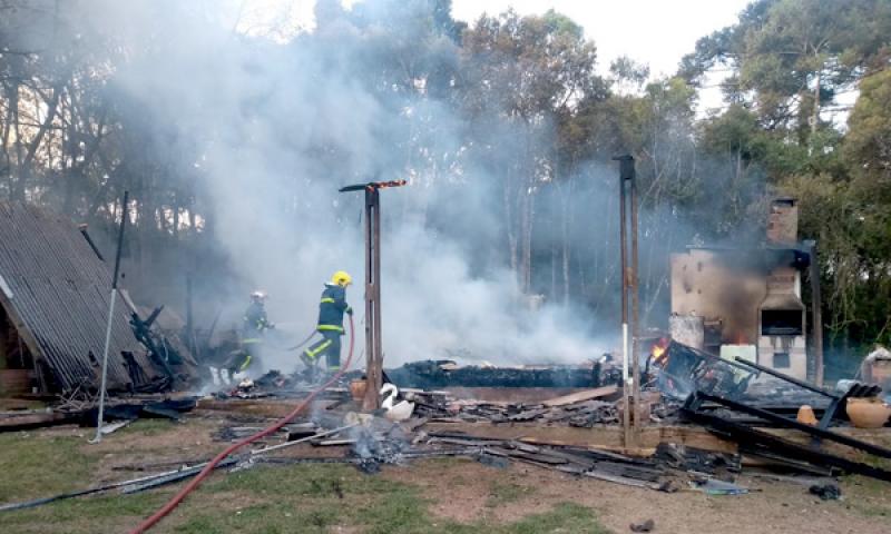 Residência consumida pelo fogo em Balsa Nova