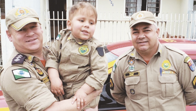 Menino com câncer raro recebe  uniforme do Corpo de Bombeiros