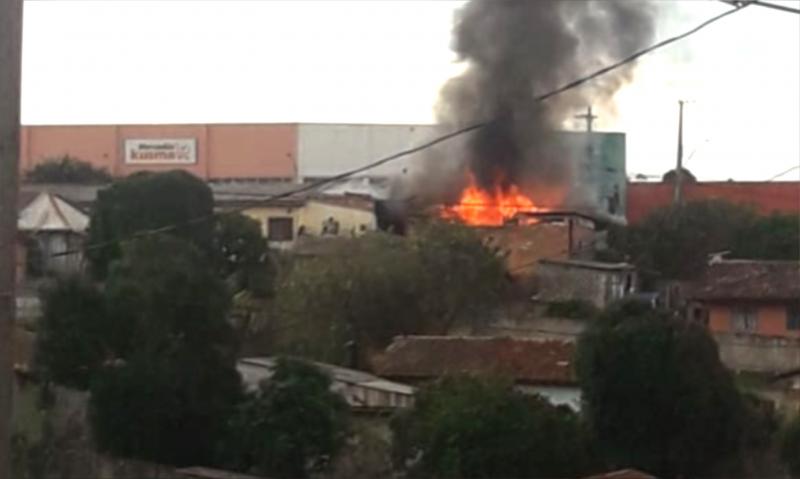 Residência consumida pelo fogo no São Vicente