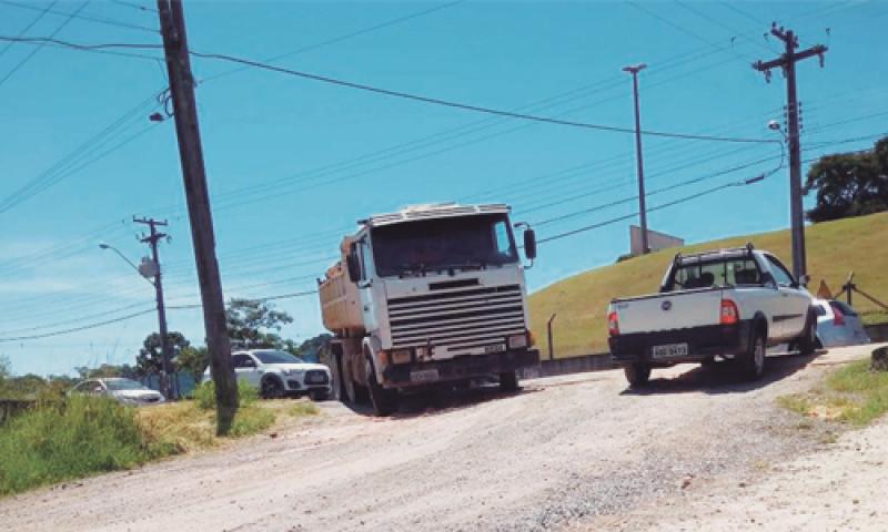 Moradores da Rua Leopoldo Okrasca não aguentam mais tanta poeira