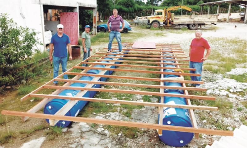 Grupo de amigos constrói uma balsa e pela quinta vez viajam juntos