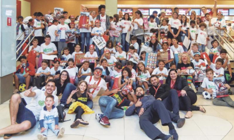 Alegria contagiante em um dia divertido pela primeira vez no shopping