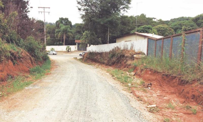 Rua é preparada mas não recebe asfalto e prejudica moradores