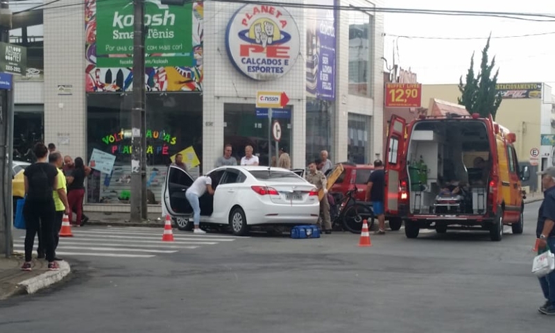 Colisão entre veículos fere duas pessoas no Centro