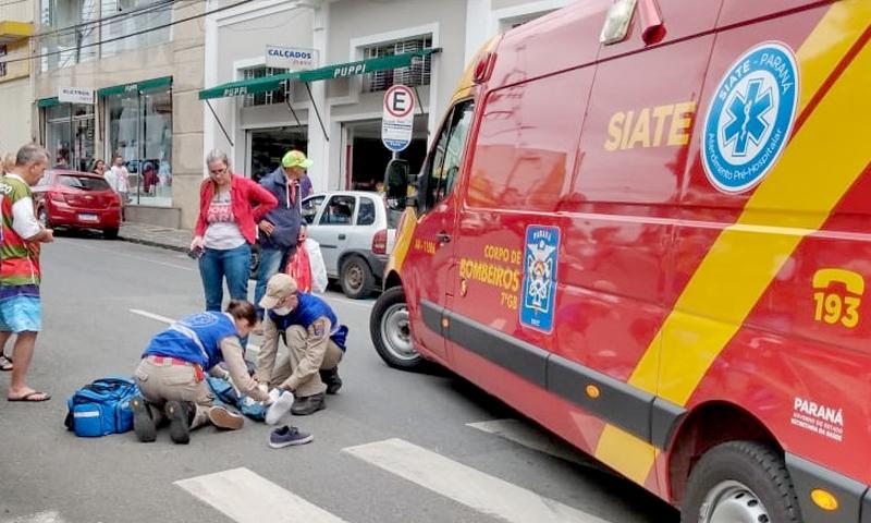 Motociclista ferido em queda no Centro é socorrido pelo Siate