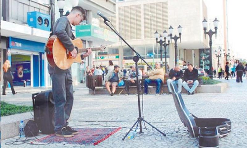 Campo-larguense faz sucesso cantando na Rua XV de Novembro em Curitiba