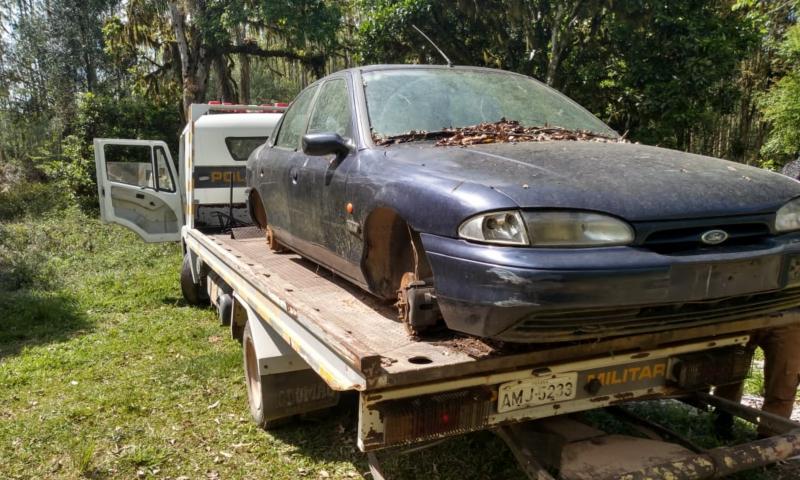 Veículo roubado em 2017 é encontrado abandonado no interior