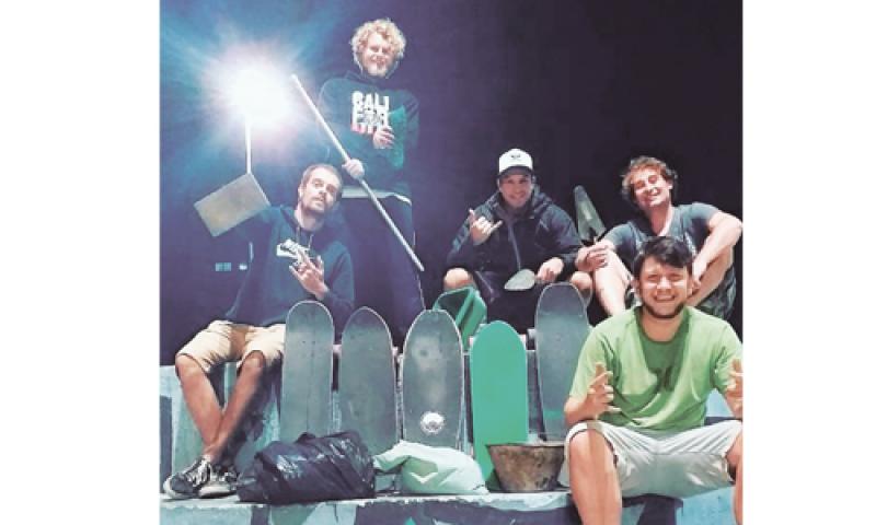 Skatistas realizam reforma da pista de skate com menos de R$ 20