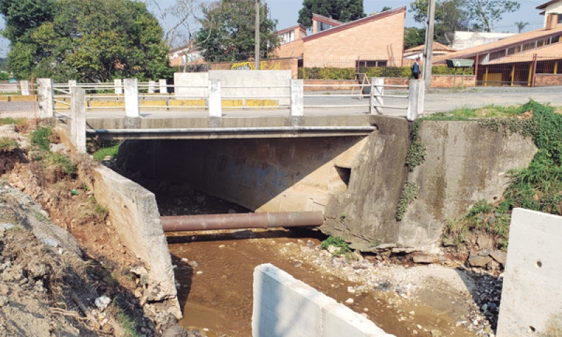 Ponte na Quintino Bocaiúva foi construída sem fundação e por isso foi interditada