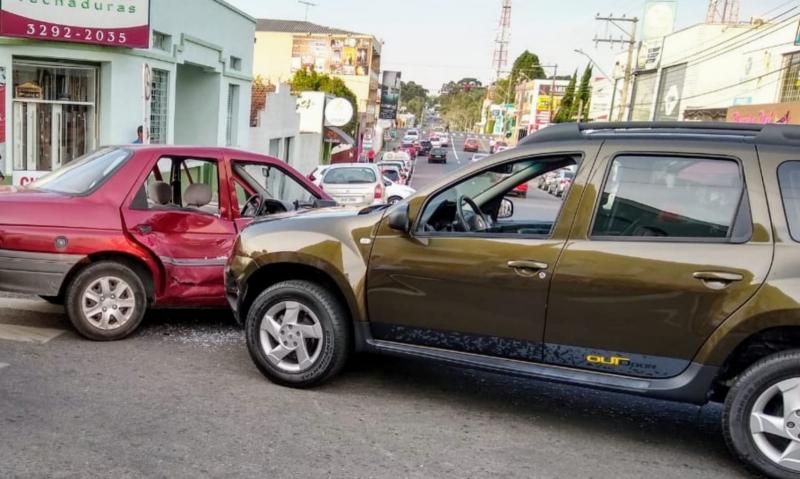 Duas crianças feridas em colisão entre dois veículos na Marechal