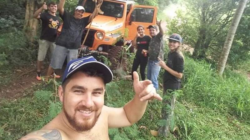 Pais aventureiros fazem das trilhas com Jeep um estilo de vida