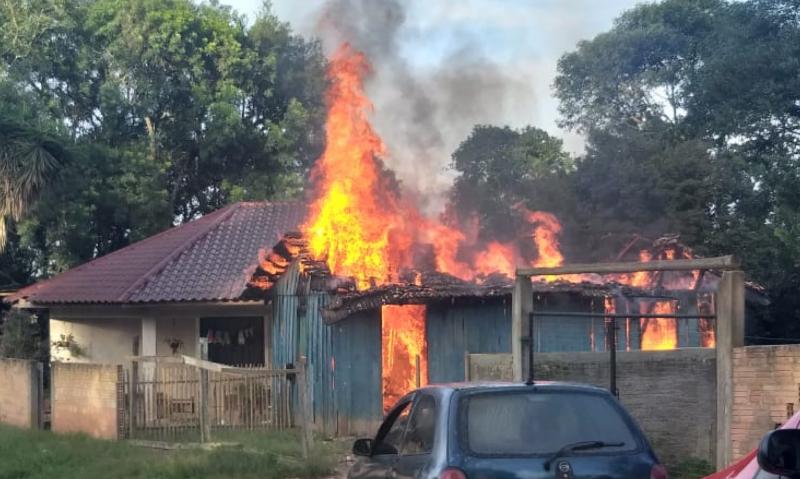 Residência consumida pelo fogo no Bugre