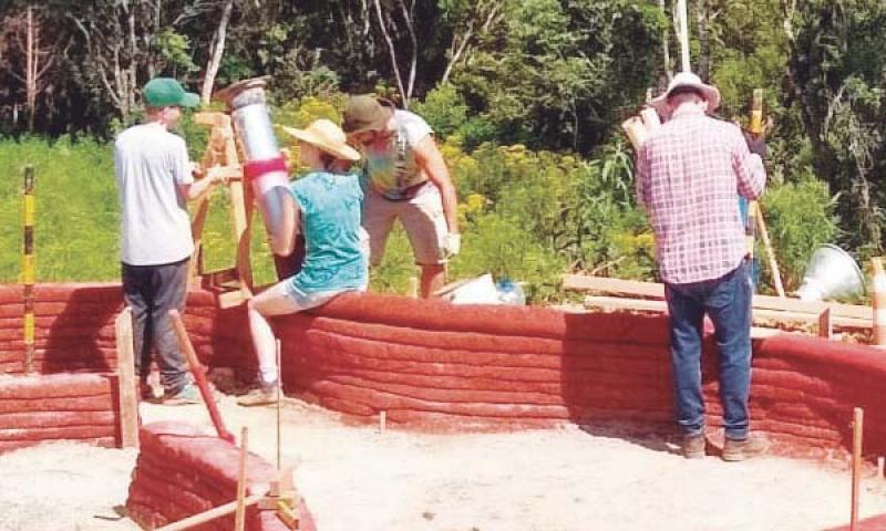 Voluntários se unem para tentar construir  casa de superadobe em Moçambique 