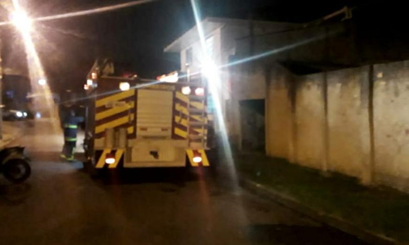 Corpo de Bombeiros combate incêndio em residência no São Marcos