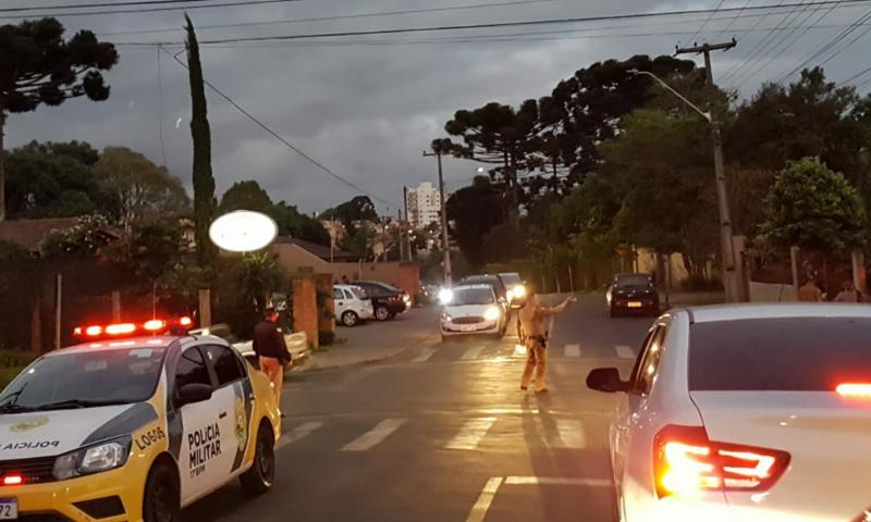 Ciclista socorrido pelo SAMU após acidente na José de Paiva Vidal