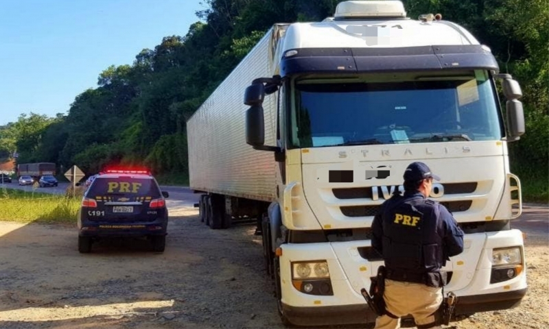 Caminhoneiro preso por dirigir carreta com placas de Campo Largo sob efeito de álcool na BR-470