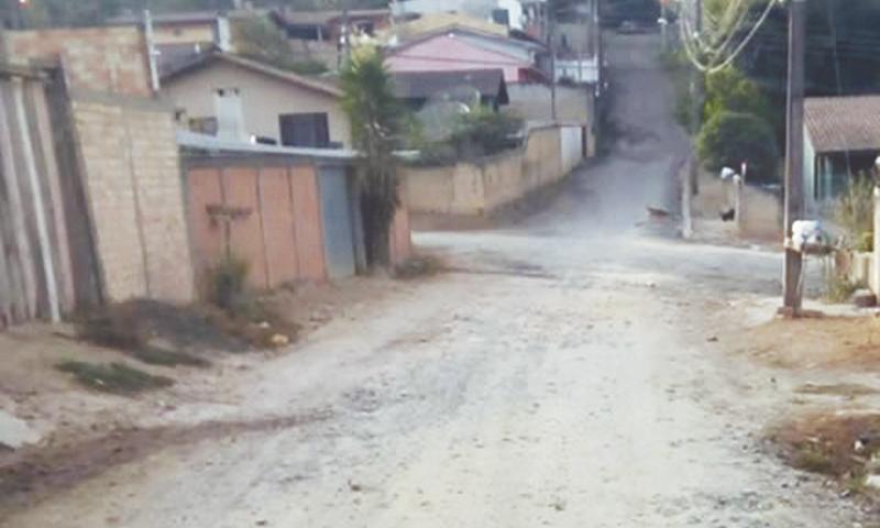 Moradores da Rua Aracaju sofrem  com poeira e aguardam asfalto 