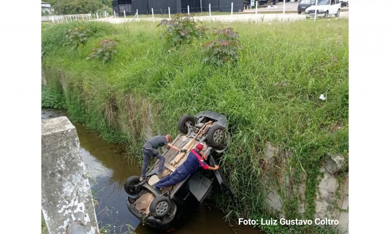 Veículo cai de ré dentro do Rio Cambuí nas proximidades da rotatória da Pigatto