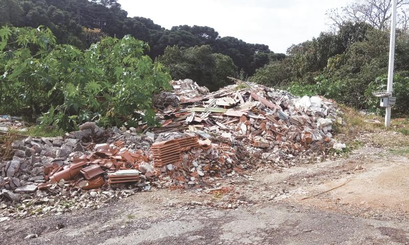 Lixo descartado de maneira incorreta prejudica moradores da Marcolino Domingues