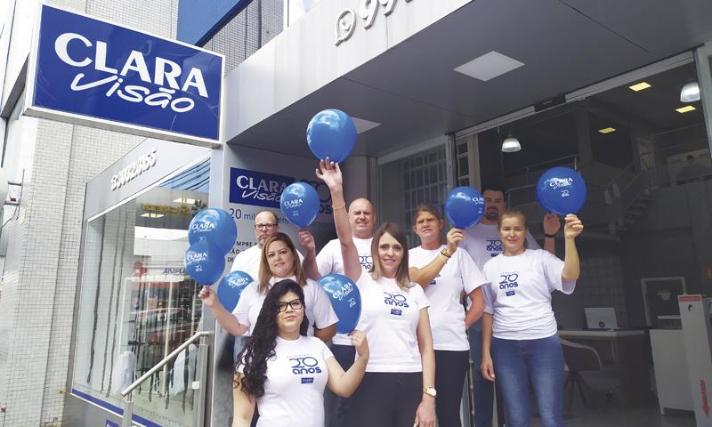 Ótica Clara Visão continua com promoções de aniversário que vão sortear R$ 20 mil em vale-compras e neste mês o cliente compra a lente e ganha a armação