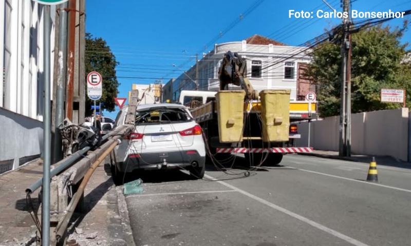 Caminhão enrosca em fiação e derruba poste em cima de veículo