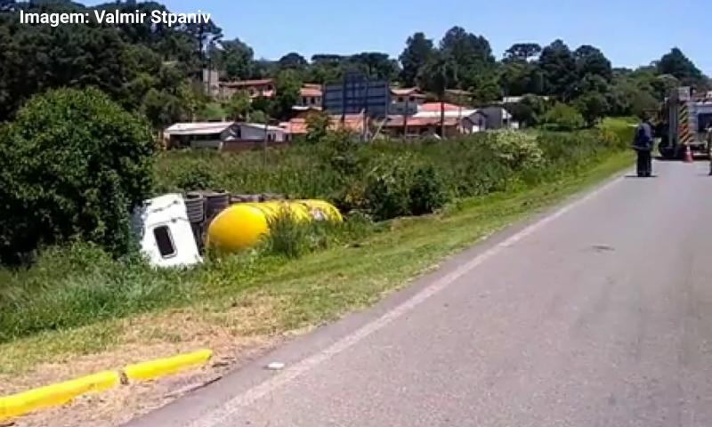 Carreta com etanol tomba no km 123 da BR-277