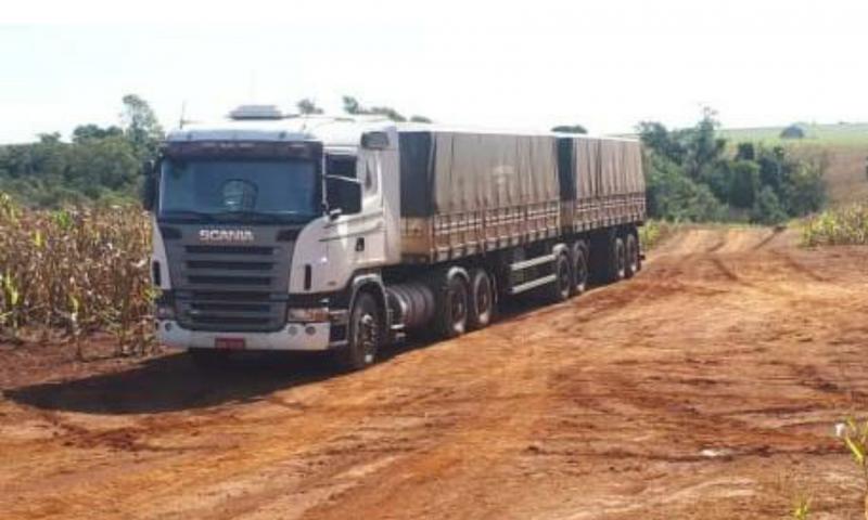 Carreta bi-trem roubada em São José e caminhoneiro liberado em Campo Largo