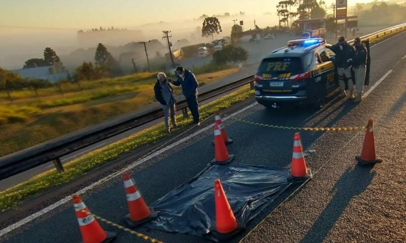 Homem morre atropelado por caminhão e carro no km 108 da BR-277