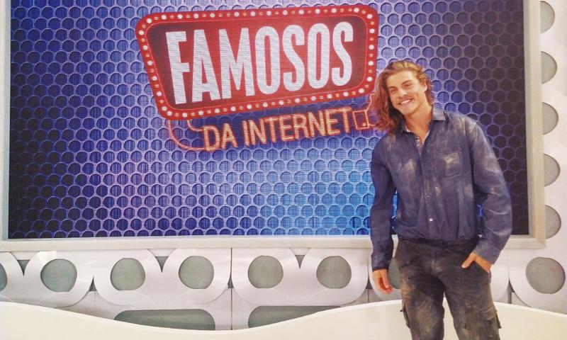 Pedreiro modelo participa do quadro Famosos da Internet no Programa Eliana