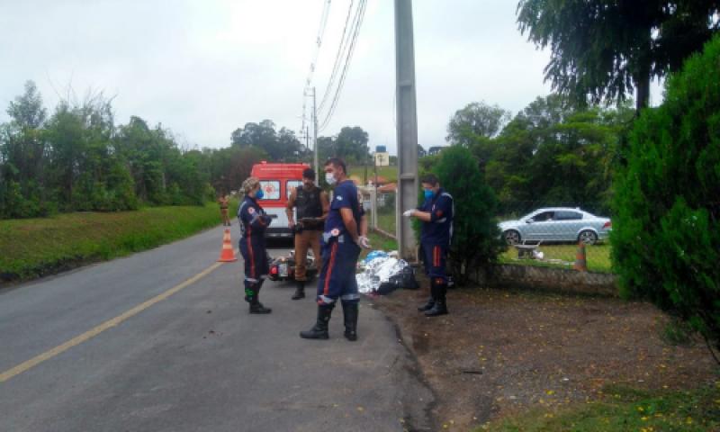 Motocicleta colide em poste no Guarani e garupa morre na hora